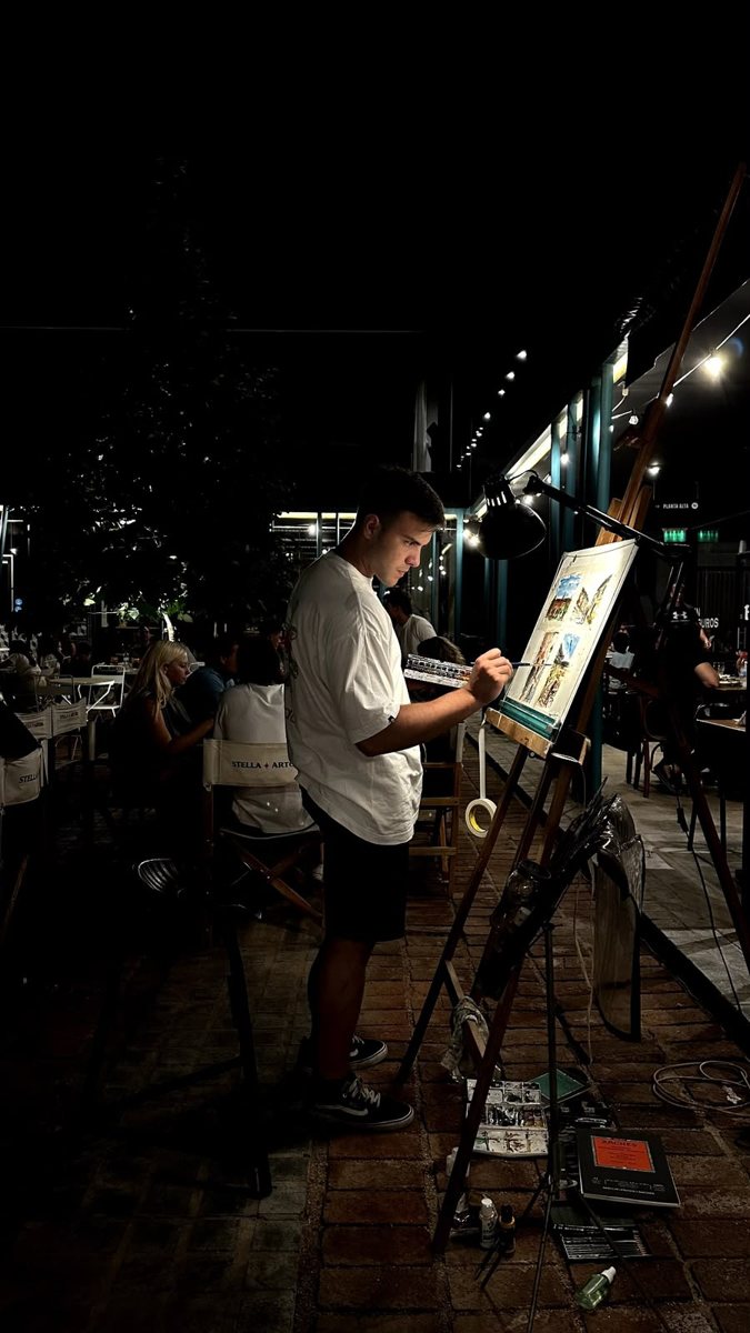Santiago Ornaghi pintando frente al atril